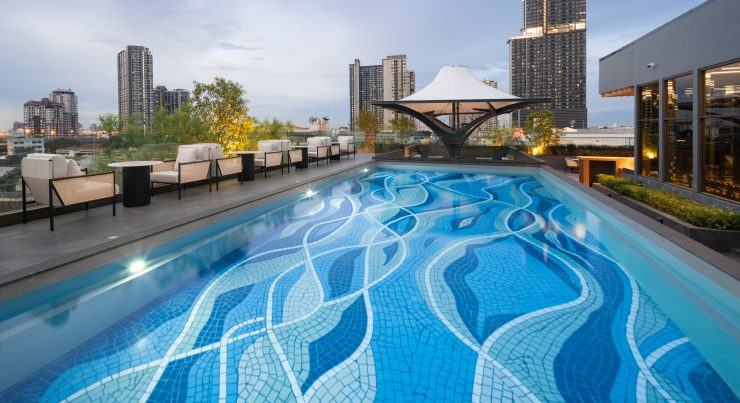 Swimming Pool at Ramada Plaza by Wyndham Bangkok Sukhumvit 48
